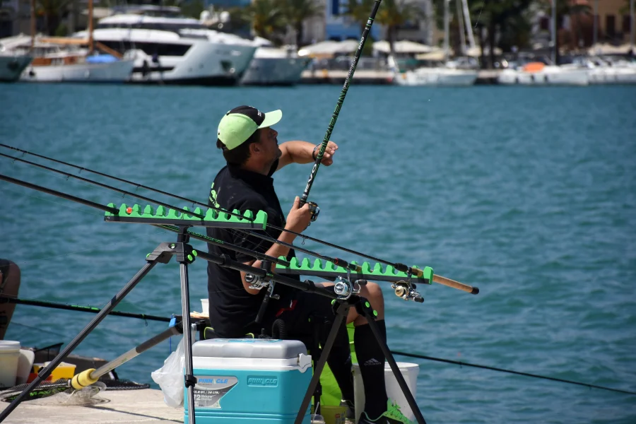 Νέα παράταση στο καθεστώς περιβαλλοντικής προστασίας της Γυάρου έως τον Ιούλιο του 2024 και καθολική απαγόρευση της αλιείας στις προστατευόμενες ζώνες προβλέπονται με την Υπουργική Απόφαση που υπέγραψε ο Υφυπουργός Περιβάλλοντος και Ενέργειας, Γιώργος Αμυράς. Η θαλάσσια περιοχή σε ακτίνα τριών ναυτικών μιλίων γύρω από τη Γυάρο έχει ανακηρυχθεί προστατευόμενη από το 2019, ενώ παράλληλα γίνεται συστηματική μελέτη της θαλάσσιας βιοποικιλότητας στο πλαίσιο του ευρωπαϊκού προγράμματος «Life».   Επικεφαλής του προγράμματος είναι η περιβαλλοντική οργάνωση WWF, η οποία με τη συνδρομή του Λιμενικού Σώματος, κατέγραψε μείωση στα περιστατικά παράνομης ερασιτεχνικής αλιείας κατά 55% και επαγγελματικής αλιείας κατά 85% την τελευταία πενταετία.  Από το 2018 έως το 2021 καταγράφηκαν 83 είδη ψαριών έναντι 61 σε γειτονικές περιοχές, ενώ τα 24 από τα 36 είδη ήταν μεγαλύτερου μεγέθους, σύμφωνα με τη μελέτη του Ελληνικού Κέντρου Θαλασσίων Ερευνών (ΕΛΚΕΘΕ).   Έως φέτος τον Μάιο απαιτούνταν η χορήγηση άδειας αλιείας από το Λιμεναρχείο Σύρου, ενώ το τελευταίο τρίμηνο δεν υπήρχε καμία απαγόρευση και παρατηρήθηκαν φαινόμενα υπεραλίευσης.  Με στόχο την προστασία της θαλάσσιας βιοποικιλότητας, το Υπουργείο Περιβάλλοντος και Ενέργειας προχωρά στην καθολική απαγόρευση της αλιείας, ενώ αναμένει τα επιστημονικά στοιχεία από το ΕΛΚΕΘΕ και τη WWF για την κατάσταση της ιχθυοπανίδας κατά τη διάρκεια του τελευταίου τριμήνου.  Το πρόγραμμα «Life» συνεχίζεται κανονικά, ενώ βρίσκεται σε στάδιο ολοκλήρωσης η Ειδική Περιβαλλοντική Μελέτη, ώστε να προχωρήσει η έκδοση Προεδρικού Διατάγματος για την προστασία της Γυάρου και της θαλάσσιας περιοχής.  Ο Υφυπουργός Περιβάλλοντος και Ενέργειας, Γιώργος Αμυράς, δήλωσε: «Το μοντέλο της θαλάσσιας περιοχής της Γυάρου αποδεικνύει ότι το καθεστώς προστασίας αποδίδει καρπούς. Η αύξηση της θαλάσσιας βιοποικιλότητας στην περιοχή είναι ενθαρρυντική.  Δίνουμε νέα παράταση στο καθεστώς προστασίας και απαγορεύουμε καθολικά την αλιεία στη Γυάρο, μετά την καταγραφή έντονων αλιευτικών δραστηριοτήτων στην περιοχή. Για κάθε είδος της βιοποικιλότητας που προστατεύουμε, για κάθε οικοσύστημα που εξυγιαίνουμε, επιτυγχάνουμε μια σημαντική νίκη απέναντι στην κλιματική κρίση».